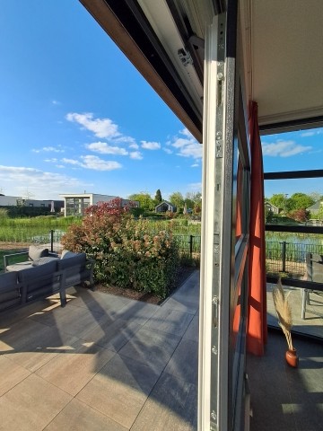 große Terrassentür mit Fliegengitter