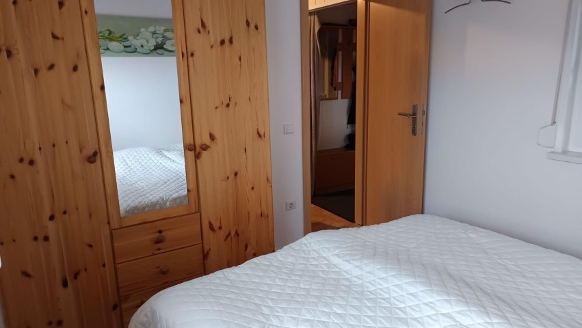 Schlafzimmer mit 160 Bett