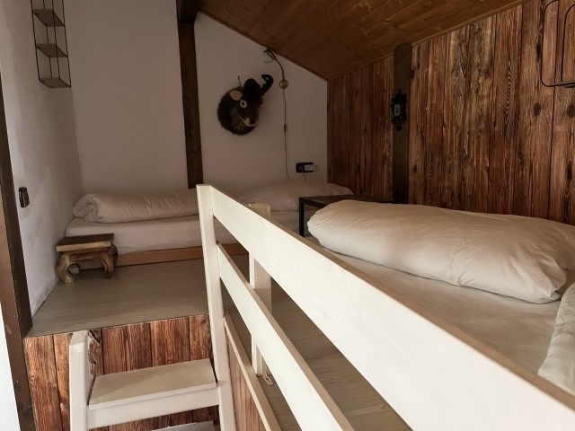 Urige Schlafgalerie im Schlafzimmer 2, mit zwei Einzelbetten