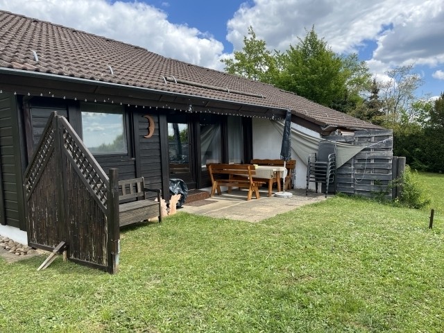 Möblierte Terrasse mit Grill