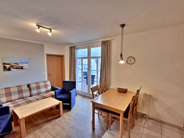 Wohn- und Essbereich mit Zugang zum Balkon