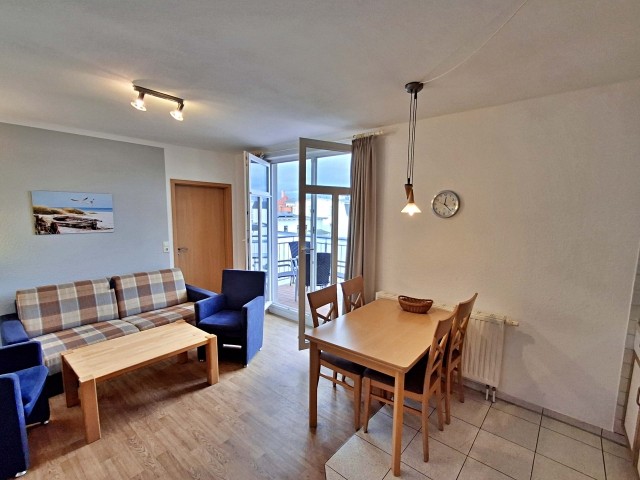 Wohn- und Essbereich mit Zugang zum Balkon