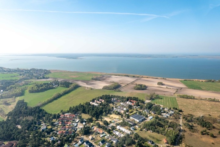 Luftaufnahme vom Feriendorf Claus Störtebeker, mit angrenzendem Bodden