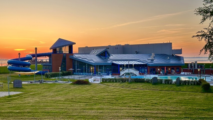 Schwimmbad mit Riesenrutsche und Sauna