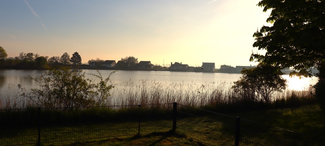 Blick auf den See vom Haus am Morgen