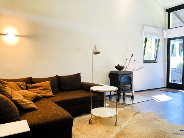 Extratiefe Couch. Zusätzlich ausziehbar.