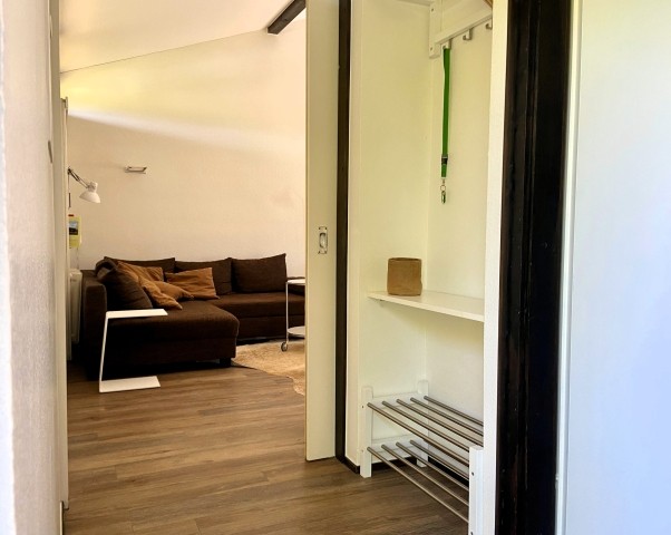 Eingangsbereich. Blick ins Wohnzimmer.