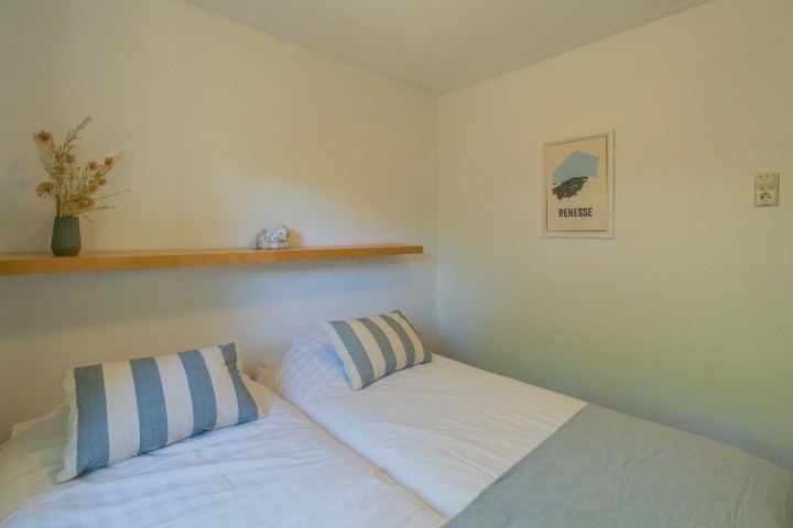 Schlafzimmer 1 mit 2 Einzelbetten und Kleiderschrank