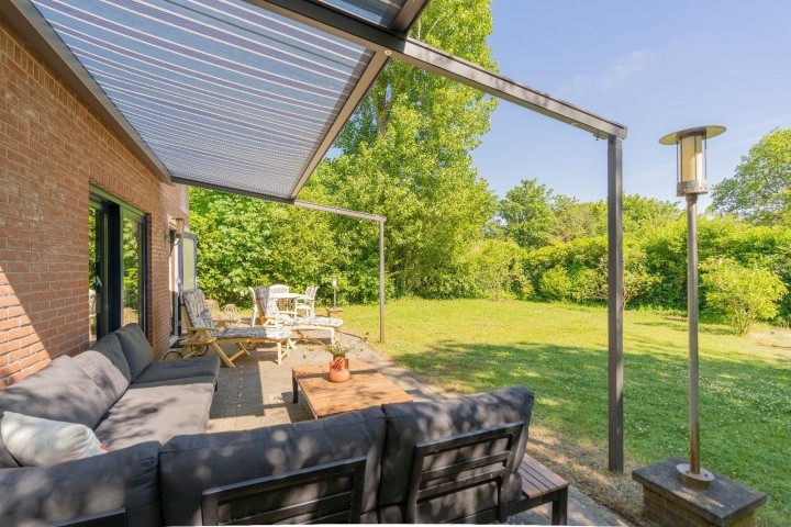 Die sonnige Terrasse mit Gartenmöbel
