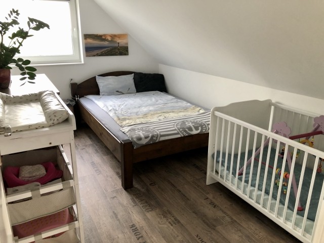 Schlafzimmer Bett 140x200   Babybett  Wickelmöglichkeit