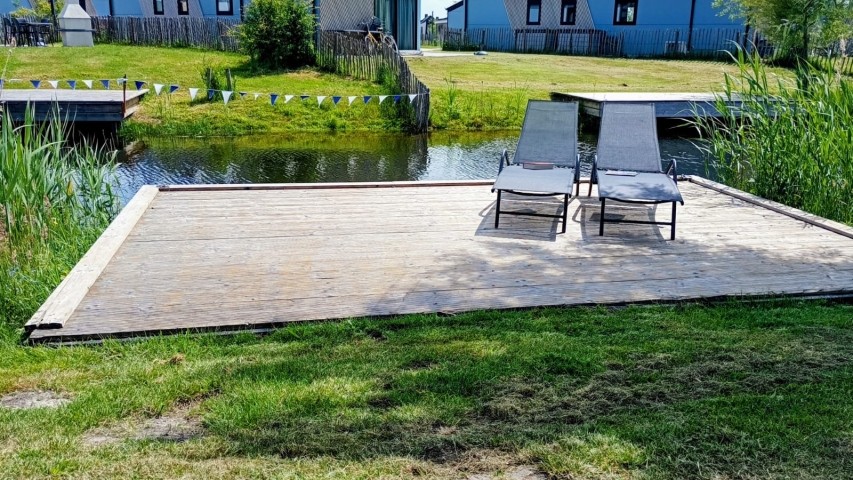 extra Sonnenliegen zum Chillen auf dem Steg