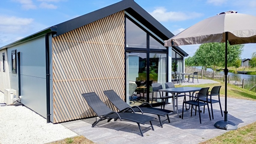Sonnenschirm und Gartenmöbel für entspannte Stunden