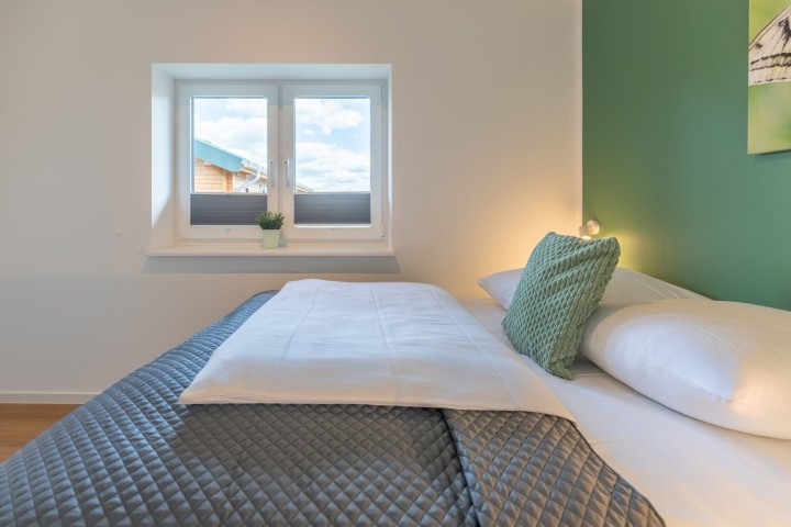 Huus Bodderlicker - Schlafzimmer 1 mit Kleiderschrank 