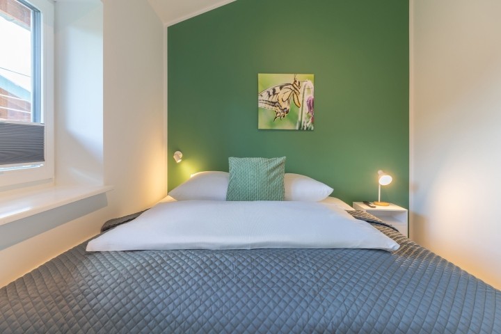 Huus Bodderlicker - Schlafzimmer 1 mit Kleiderschrank 