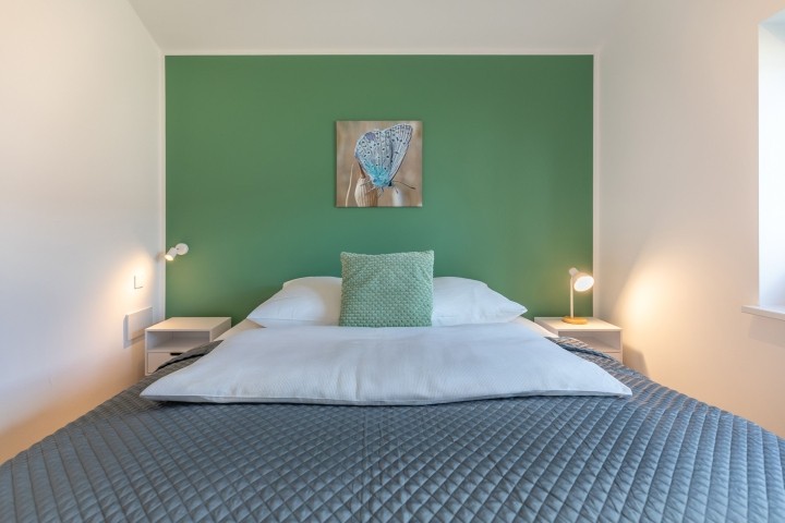 Huus Bodderlicker - Schlafzimmer 2 mit Kleiderschrank 