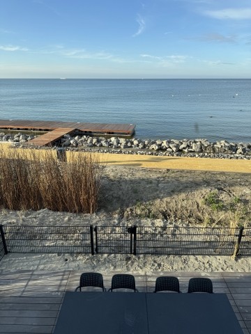 Blick auf Terrasse und IJsselmeer aus dem OG