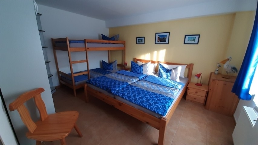 mit Doppelbett 1,80x 2,00m