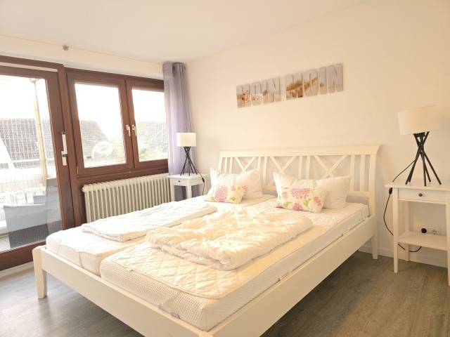 kleines Schlafzimmer mit Doppelbett
