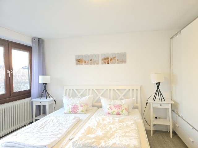 kleines Schlafzimmer mit Doppelbett