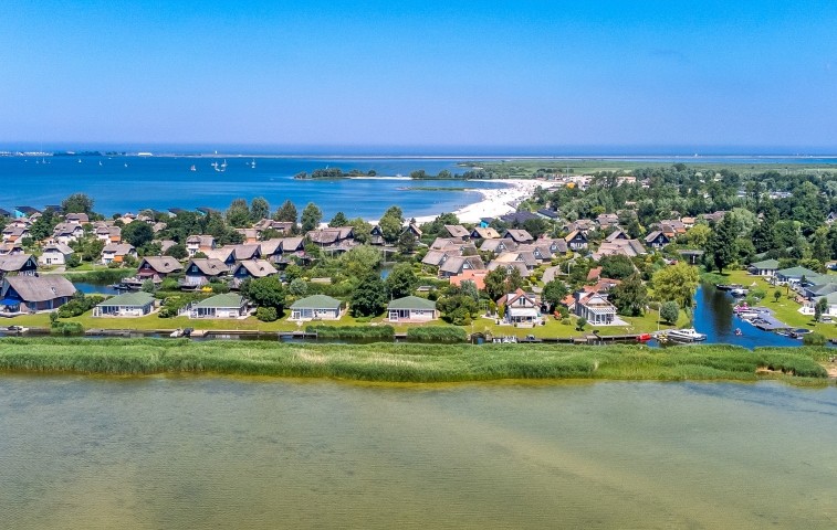 Von den vier Bungalows mit grünem Dach, ist es das erste Haus von rechts