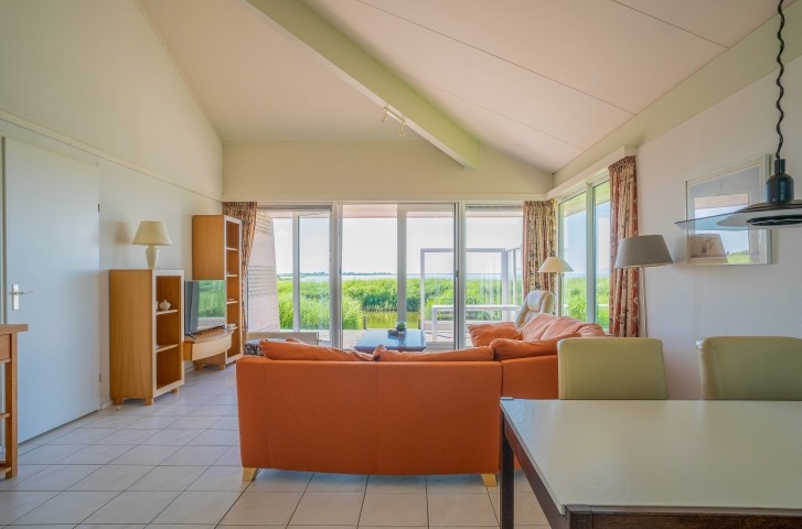 Wohnzimmer mit Panoramfenstern