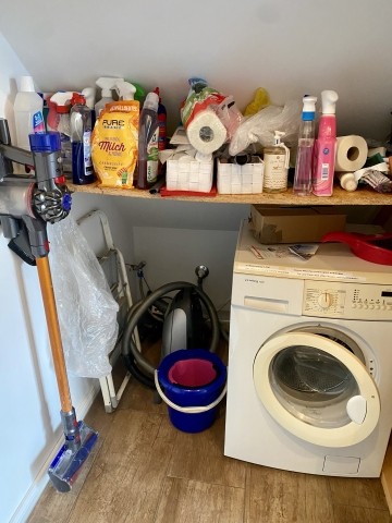 Vorflur mit Waschmaschine, Staubsauger usw.