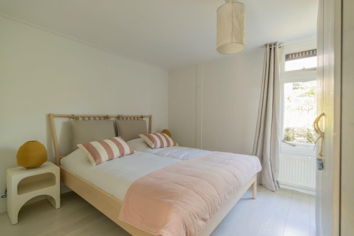 Schlafzimmer 2 mit Doppelbett und Kleiderschrank