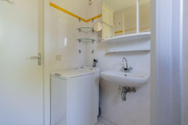 Badezimmer mit Badewanne, Dusche und Waschbecken
