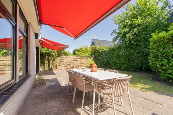 Die Terrasse mit Gartenmöbel und Markise