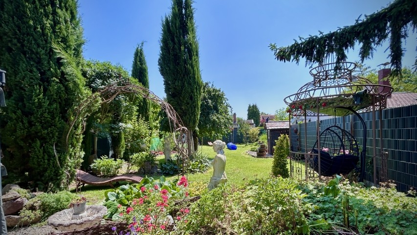 Garten für dich alleine, vollständig umzäunt.