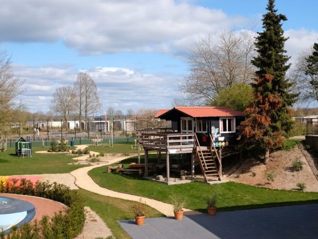 und ein großer Kinderspielplatz runden das Angebot ab