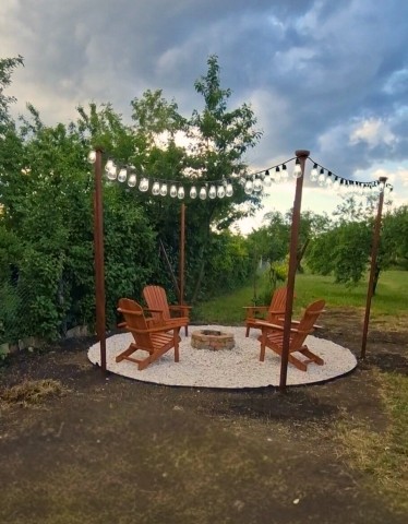 Stimmungsvolle Lichterketten verwandeln Garten und Terrasse in ein romantisches Paradies.