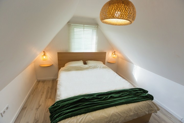 Wachen Sie in diesem frischen, romantischen Schlafzimmer im sanften Morgenlicht auf.