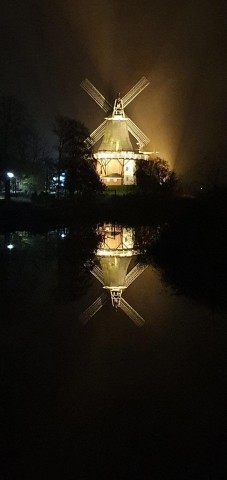 Greetsieler Windmühlen bei Nacht