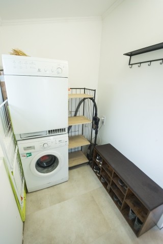 Im Eingangsbereich finden Sie eine Garderobe, eine Bank mit Schuhregal, eine Waschmaschine und einen Trockner. Praktisch, wenn Sie länger bleiben – oder einfach nur Ihre Wanderschuhe gegen Hausschuhe tauschen möchten.