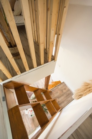 Unsere handgefertigte Treppe mit den pfiffigen Wechselstufen ist ein echter Hingucker. Leider ist unser Haus dadurch für Kinder ungeeignet.