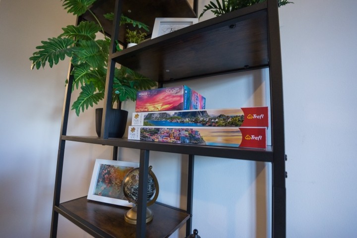 Keine Eile, keine Pläne – nimm dir einfach Zeit für ein Puzzle. Mach dir eine Tasse Tee, mach es dir auf der Couch gemütlich und lass deinen Geist Stück für Stück zur Ruhe kommen.