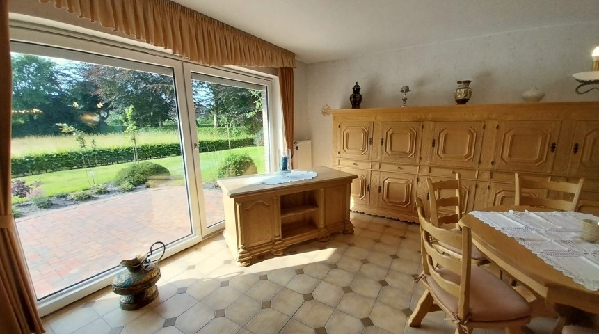 Esszimmer mit Gartenblick