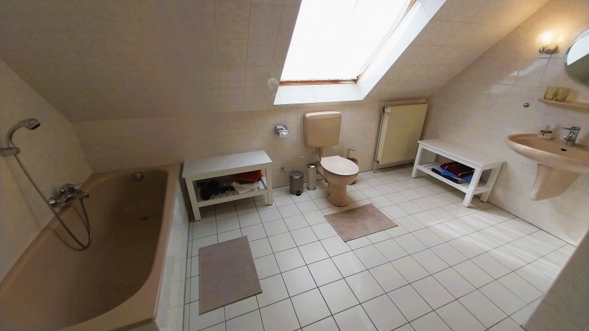Duschbad mit Badewanne im OG