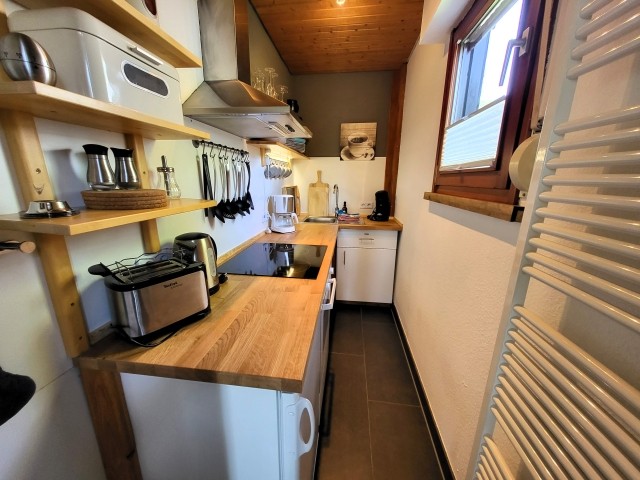 Kleine Küche mit guter Ausstattung (Geschirrspüler, Backofen, Senseo)