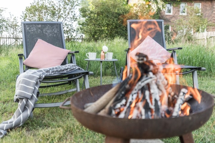 Eine Feuerschale und Holz stehen zur Verfügung