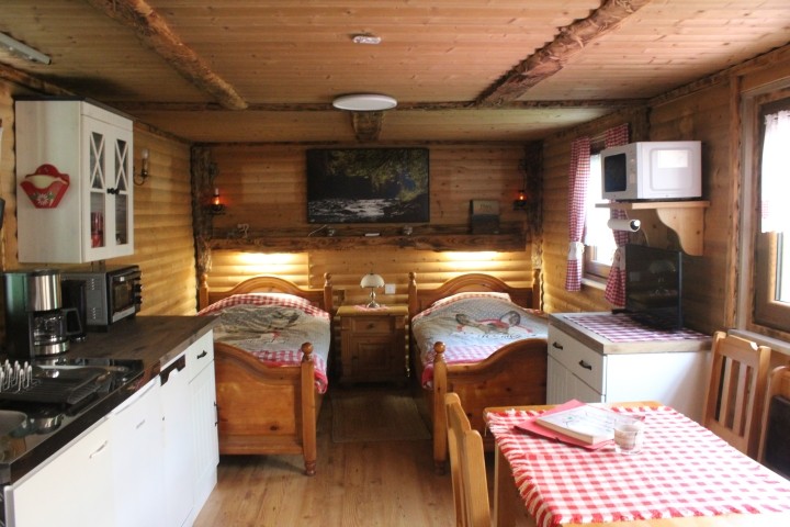 Waldhütte von innen mit Blick vom Eingang