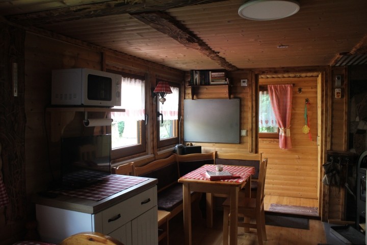 Waldhütte von innen mit Blick zum Eingang