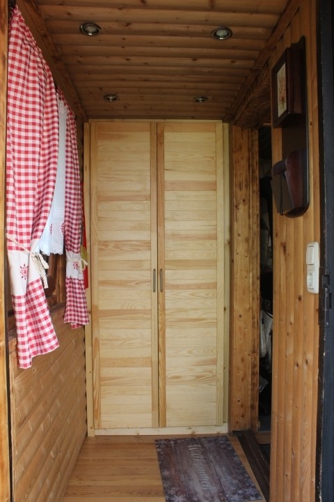 Schrank im Eingangsbereich der Waldhütte