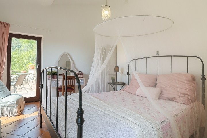 Schlafzimmer "Rose" mit Zugang zur Terrasse 