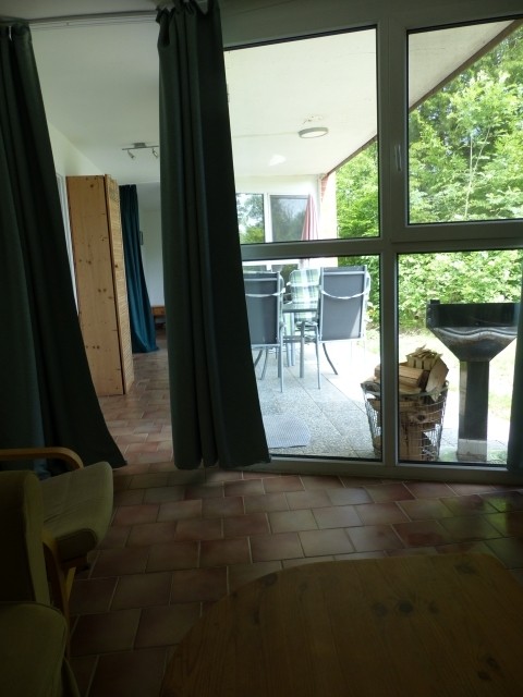 Blick aus dem Wohnzimmer auf die Terasse