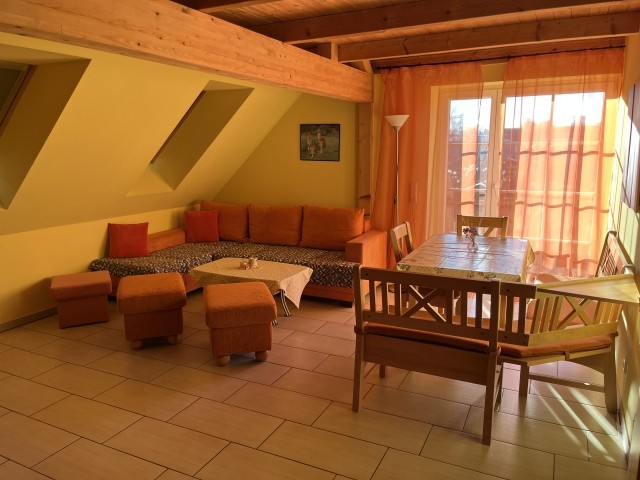 Wohnzimmer mit Essecke (rechts)