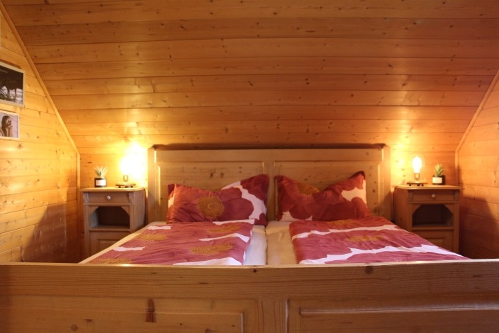 großes Schlafzimmer mit Doppelbett 