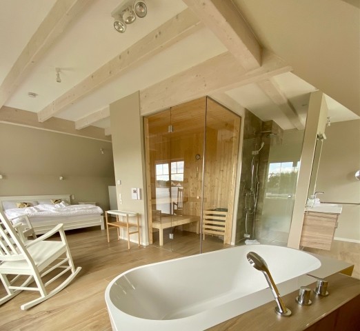 Wellnessschlafzimmer mit freistehender Badewann