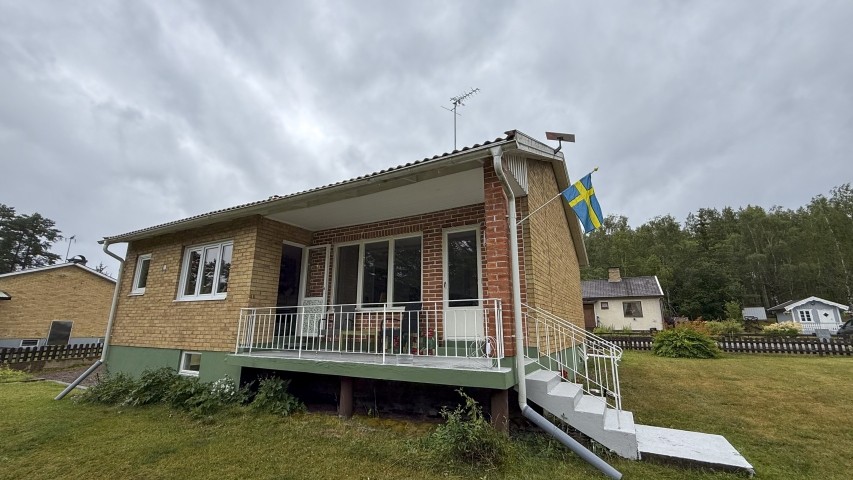 Rückseite des Hauses mit überdachter Terrasse